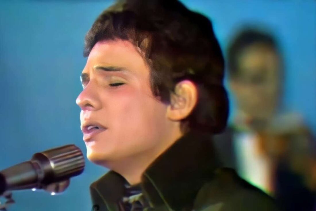 José José canta frente al micrófono durante su interpretación de El Triste en 1970