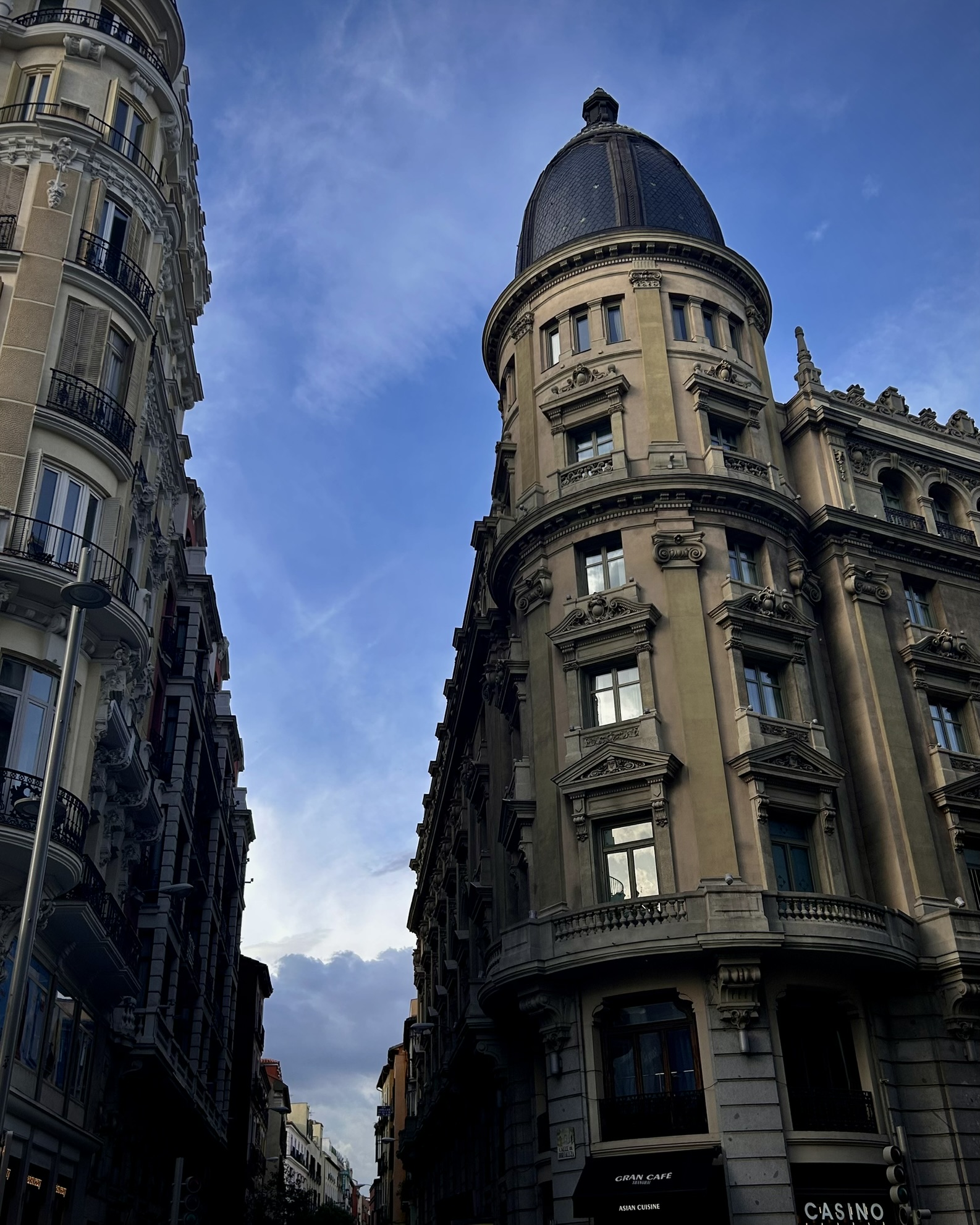 Edificios de Madrid recortados contra el cielo azul de última hora de la tarde