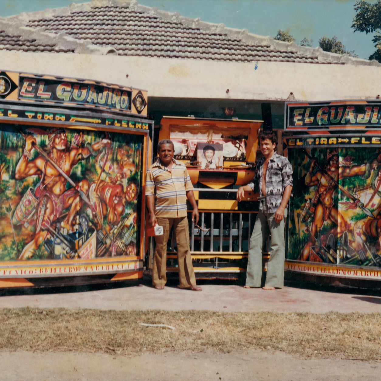 Picós El Guajiro pintados a mano frente a Galerías Cartagena